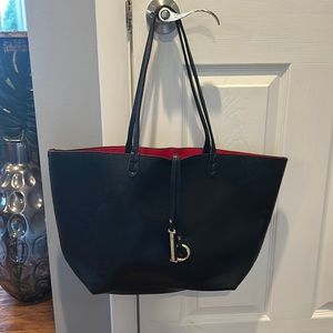 Black shoulder purse.